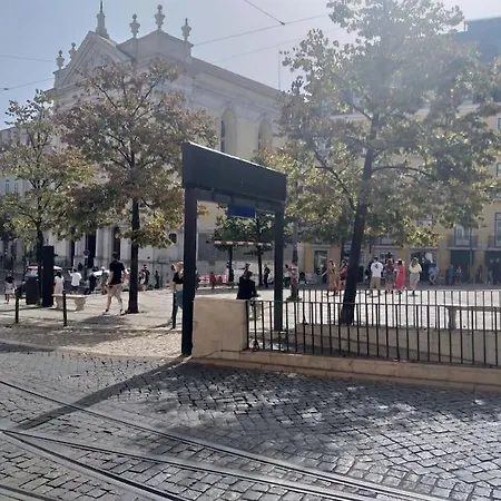 Modern Comfort Within Ancient Streets * Lizbona