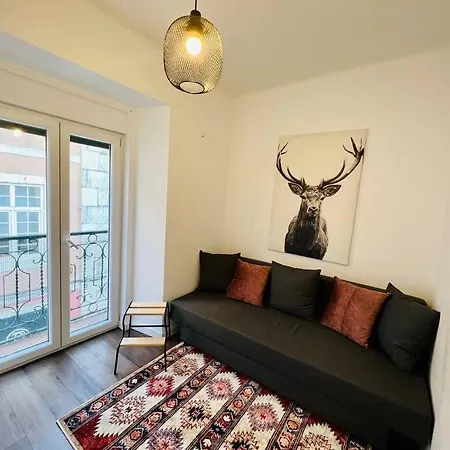 Modern Comfort Within Ancient Streets Lizbona